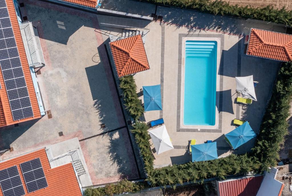 an overhead view of a swimming pool in a house at Villa Montês Guesthouse in Coja