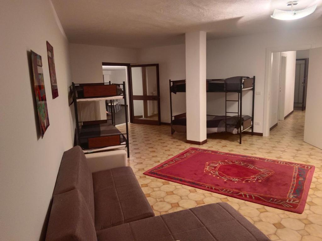 ein Wohnzimmer mit einem Sofa und 2 Etagenbetten in der Unterkunft Terrace Home in Saint Vincent