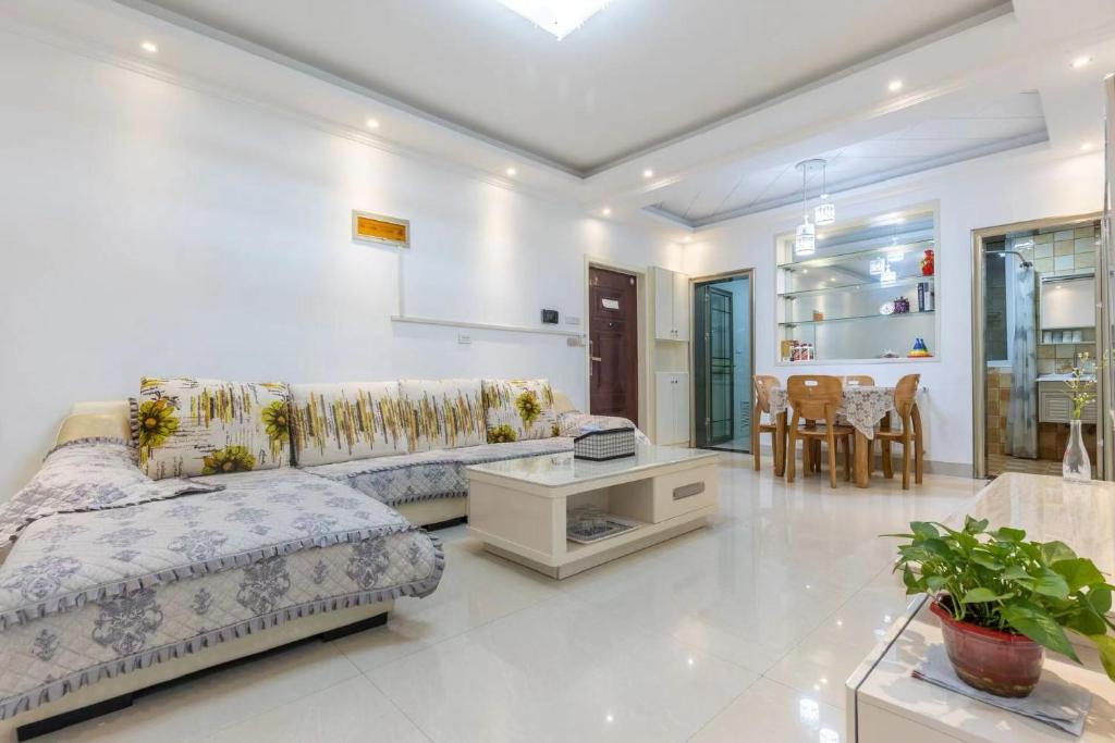a living room with a couch and a table at Family stay Apartement Livable East City in Huainan
