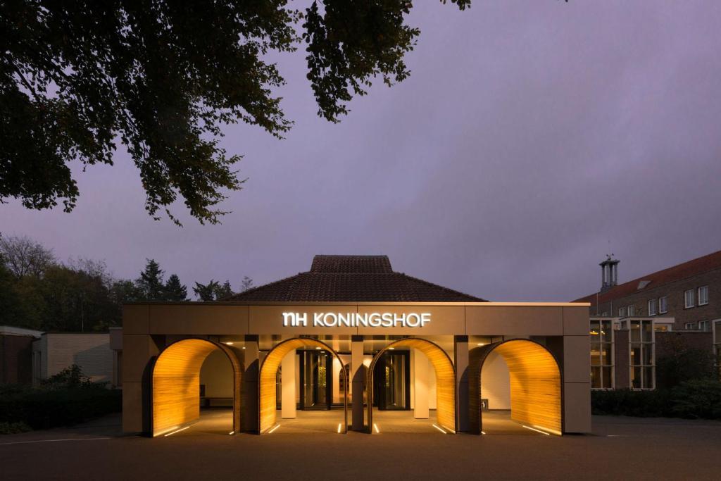 フェルトホーフェンにあるNH アイントホーフェン カンファレンス センター コーニングスホーフの旋胴を読み取る看板のある建物