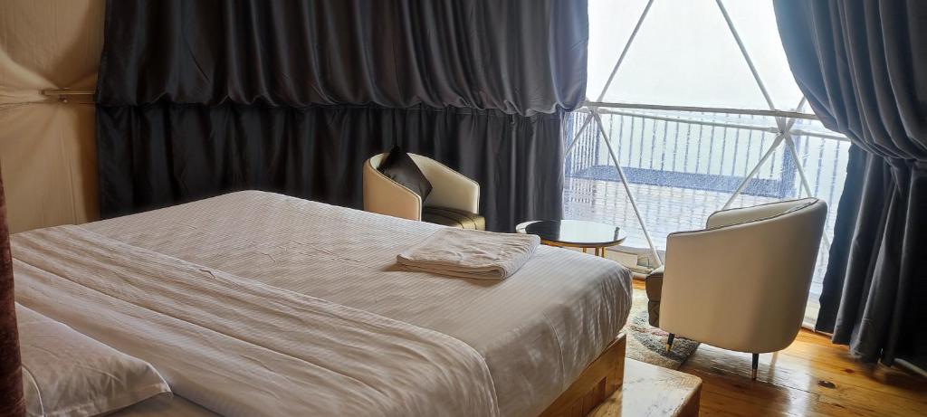En eller flere senge i et værelse på Divercity Luxury Glamp