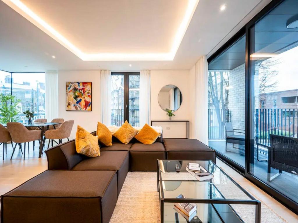 Area tempat duduk di Pass the Keys Blend of Luxury and Elegance in the Heart of London