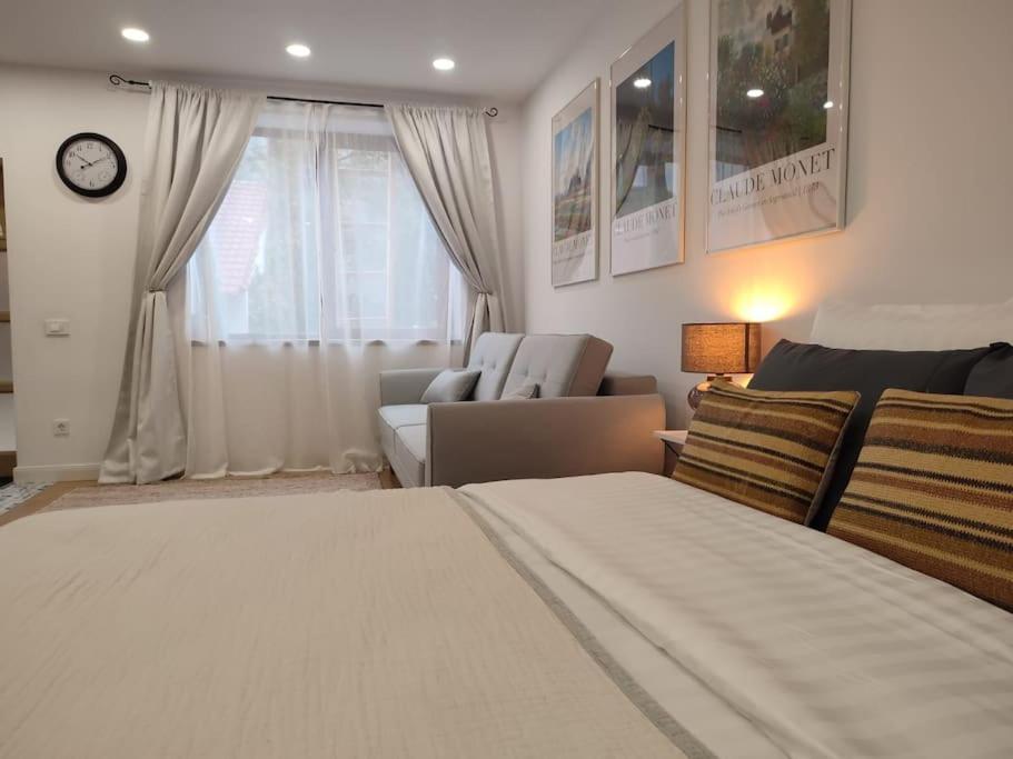 ein Schlafzimmer mit Bett und ein Wohnzimmer in der Unterkunft Altstadt House in Braşov