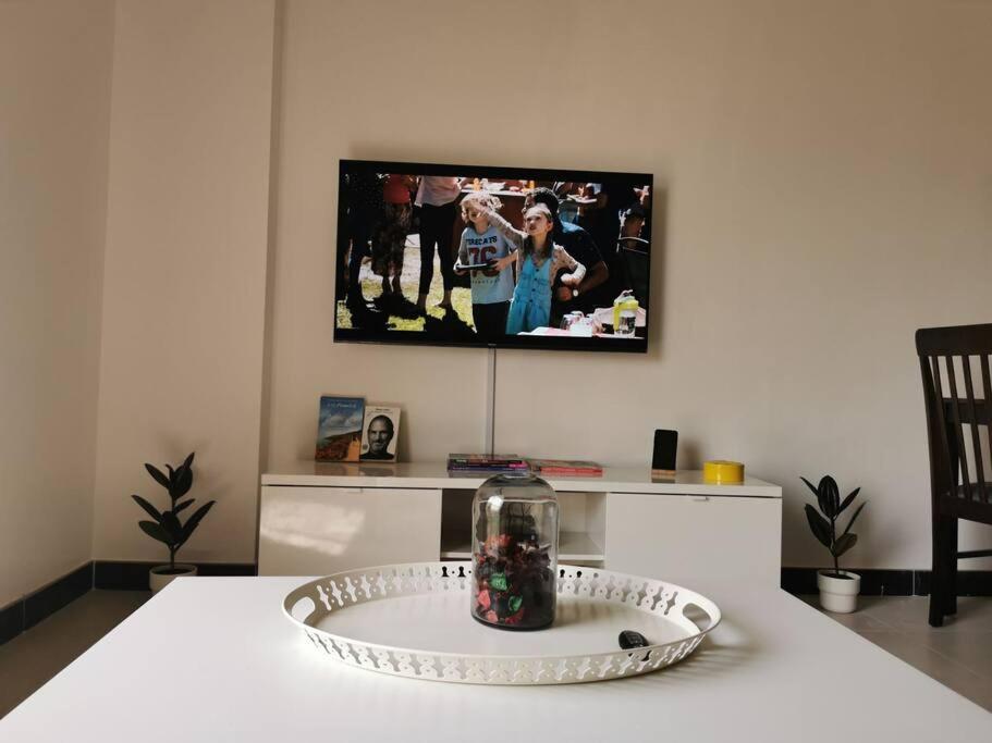 TV o dispositivi per l'intrattenimento presso Lovely spacious studio with new branded furniture