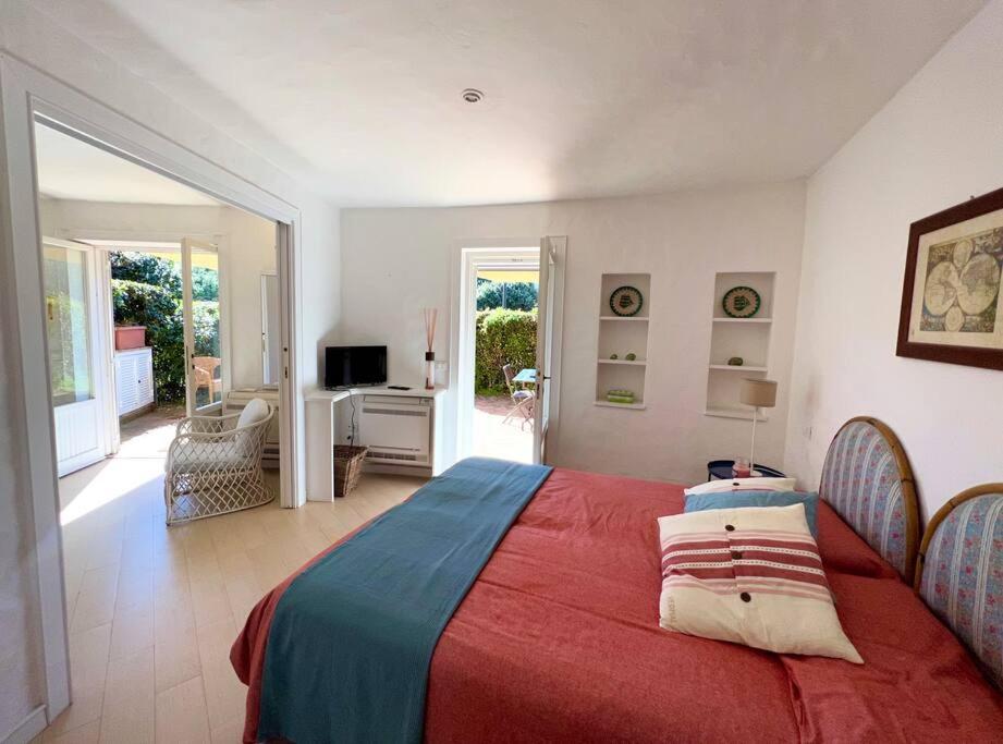1 dormitorio con 1 cama grande y sala de estar en Suite del Mascherino, en Monte Argentario