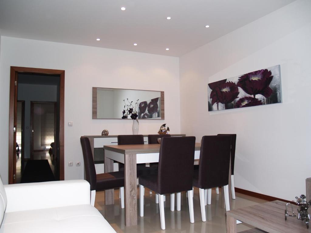 uma sala de jantar com mesa e cadeiras em Apartamento Carvalhido na Póvoa do Varzim