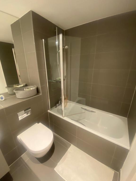 y baño con aseo, lavabo y bañera. en Trendy apartment in Croydon central en Croydon