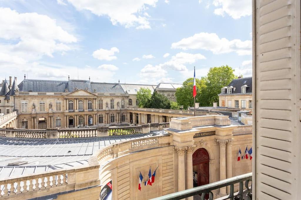 d'un balcon avec vue sur le bâtiment. dans l'établissement Le Marais, fantastic view on Archives Nationales, à Paris