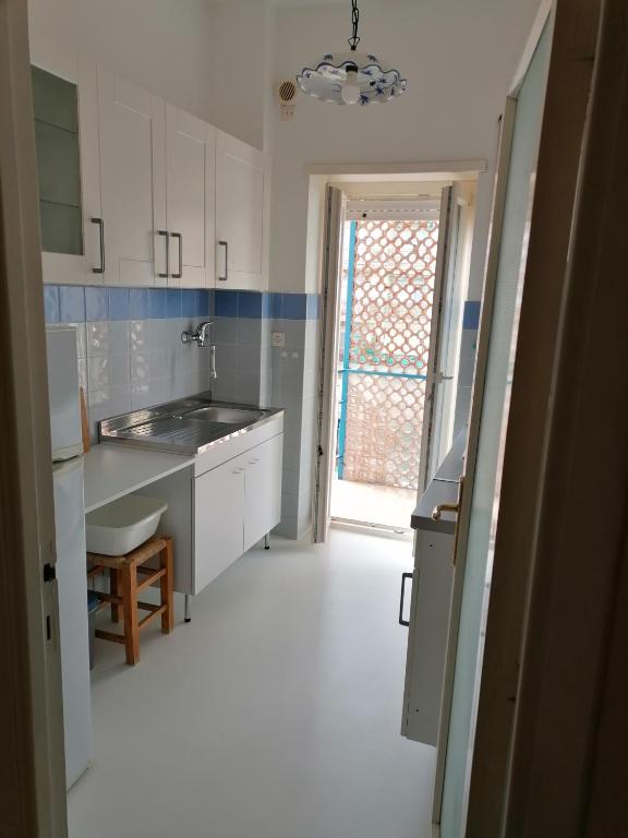 A kitchen or kitchenette at Luminoso Appartamento A 80 Metri dal Mare