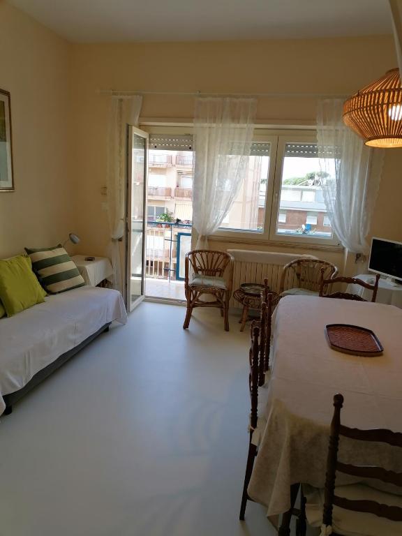 A seating area at Luminoso Appartamento A 80 Metri dal Mare