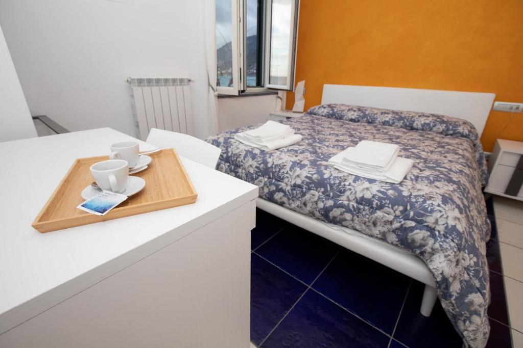 um pequeno quarto com uma cama e uma bandeja de madeira em Terramare em Maiori