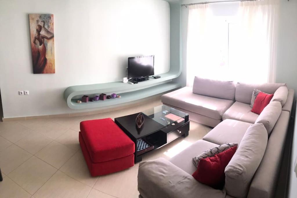 Modern apartment close to the beach,port & centre
