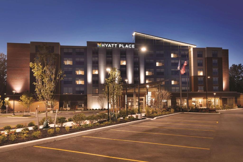 un edificio con un estacionamiento delante de él en Hyatt Place Buffalo / Amherst, NY, en Amherst