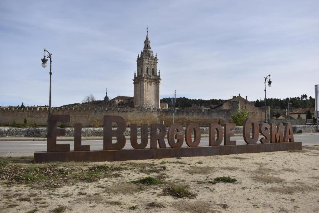 un panneau qui dit burocoón devant un bâtiment dans l'établissement Mirador Alegre, à El Burgo de Osma