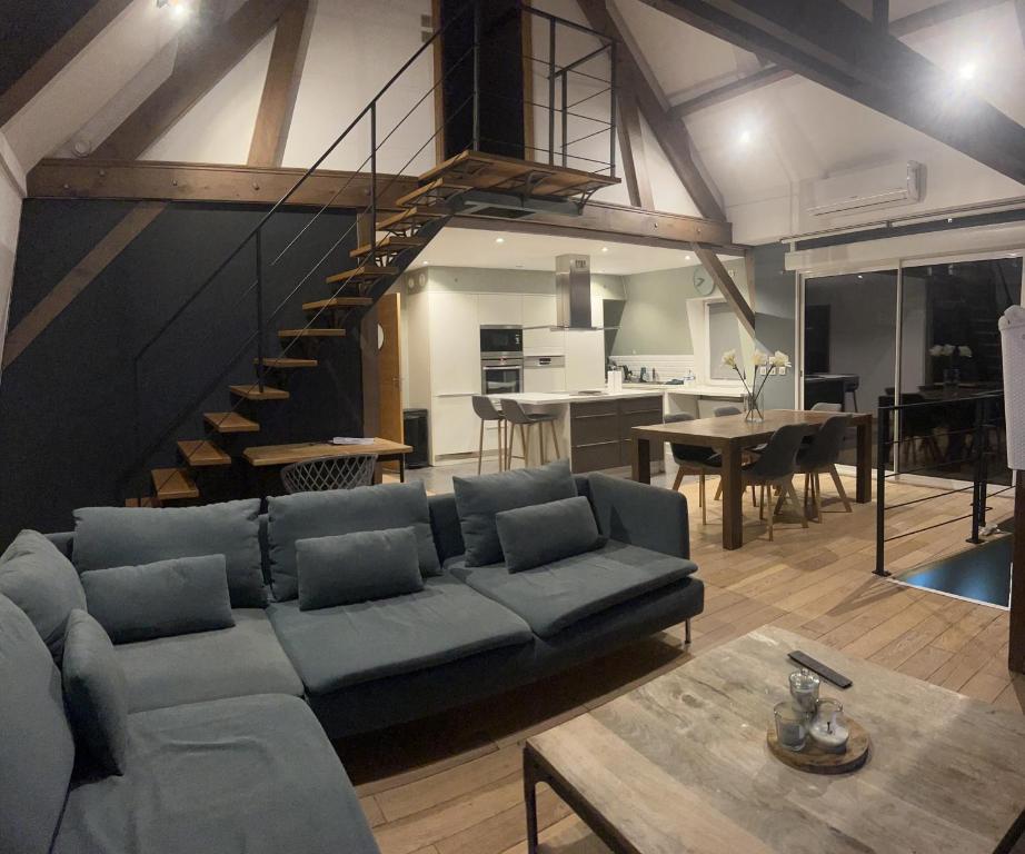 un salon avec un canapé et une table dans l'établissement Appartement Atypique, à Lille