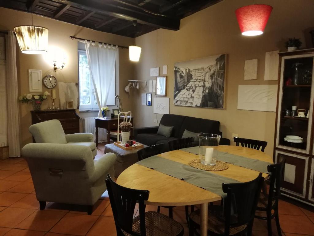 A seating area at Apartments Campo de Fiori