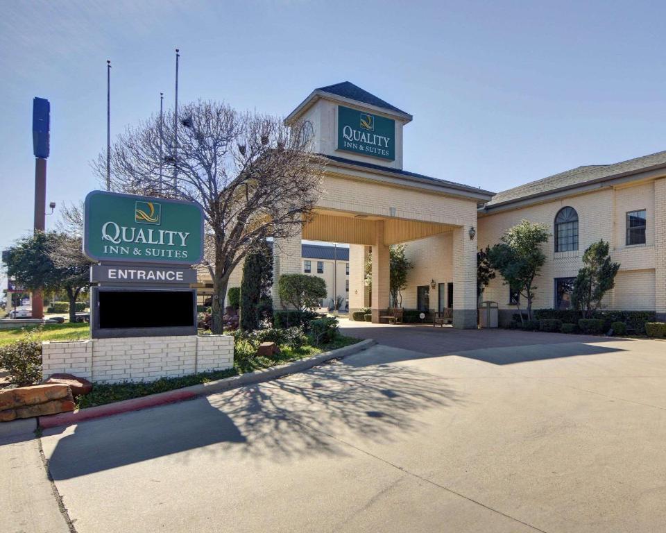 un edificio con una señal delante de él en Quality Inn & Suites, en Weatherford