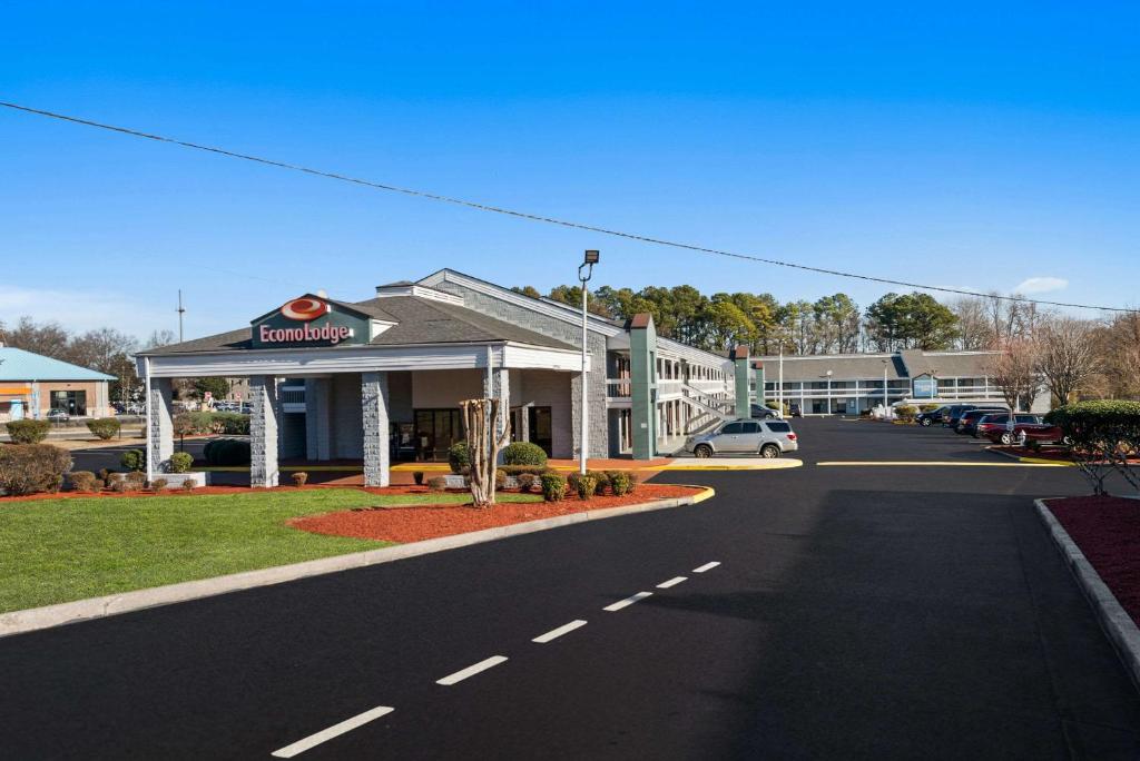 a mobiloco gas station on the side of a road at Econo Lodge Richmond in Richmond