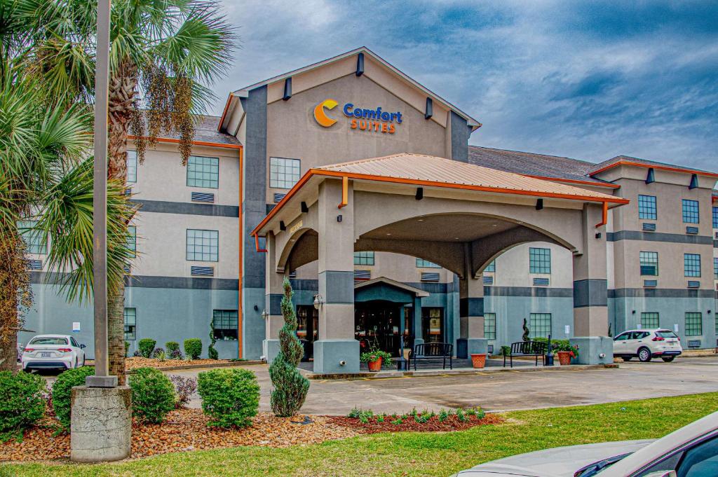 un edificio de hotel con un edificio carnegie en Comfort Suites Oil Center en Lafayette