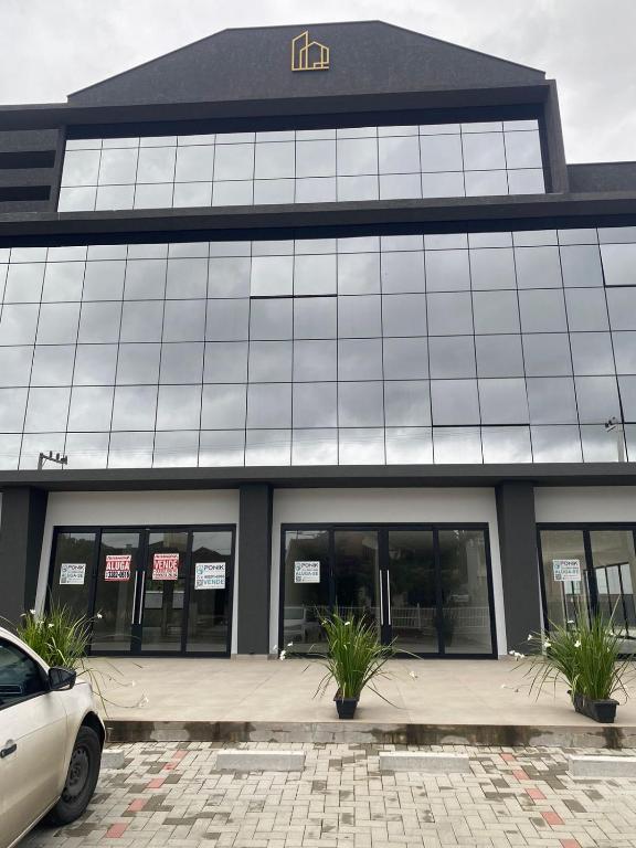 a car parked in front of a building with windows at Flat 205 Homebusiness perto do centro! in Pomerode