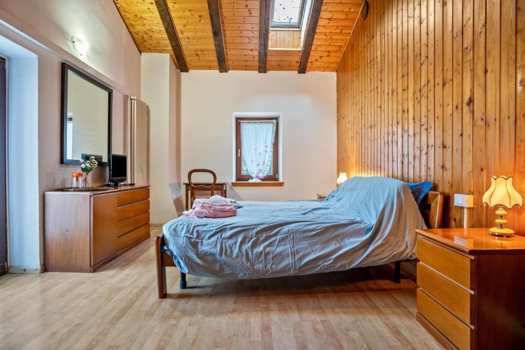 een slaapkamer met een bed en een wastafel bij Beb chalet bella vita Trento in Vignola