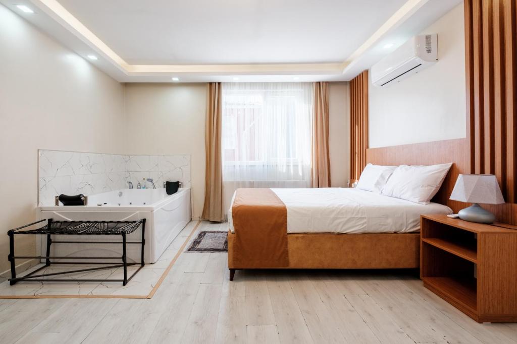 Een bed of bedden in een kamer bij Cozy Residence w Jacuzzi 5 min to Taksim