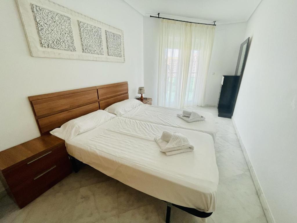 1 dormitorio con 1 cama con 2 toallas en A930 - Vila Park - 2004 Finestrat, en Villajoyosa