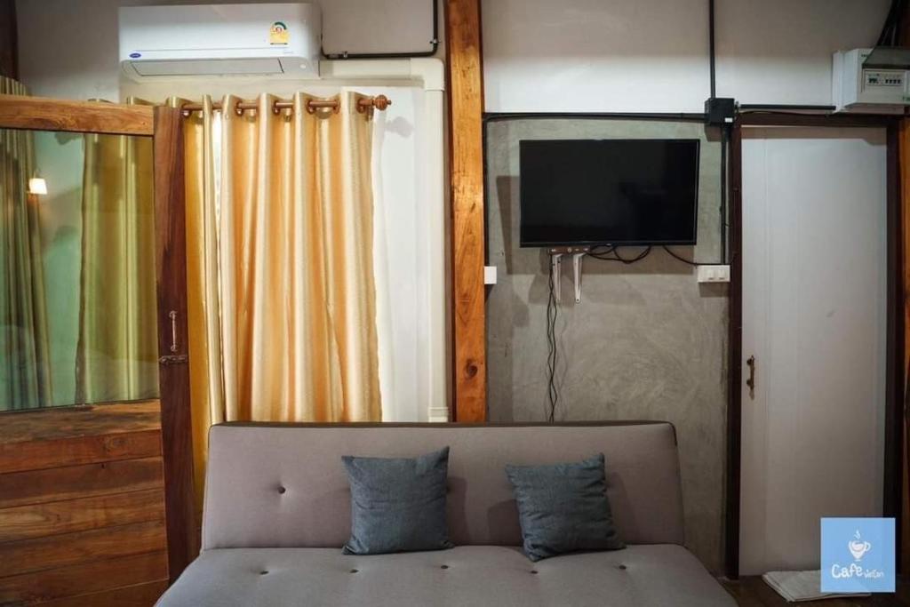 TV a/nebo společenská místnost v ubytování UR Way Cafe & Resort บัวสวยรีสอร์ท