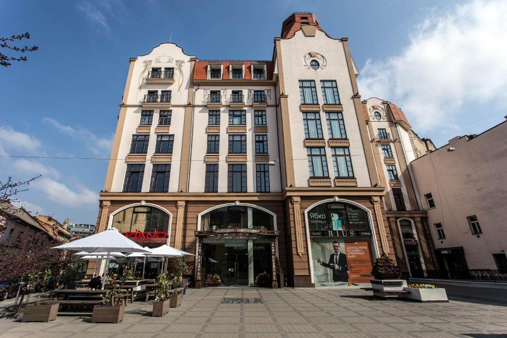 利維夫的住宿－Rius Hotel Lviv，一座大型建筑,上面有钟