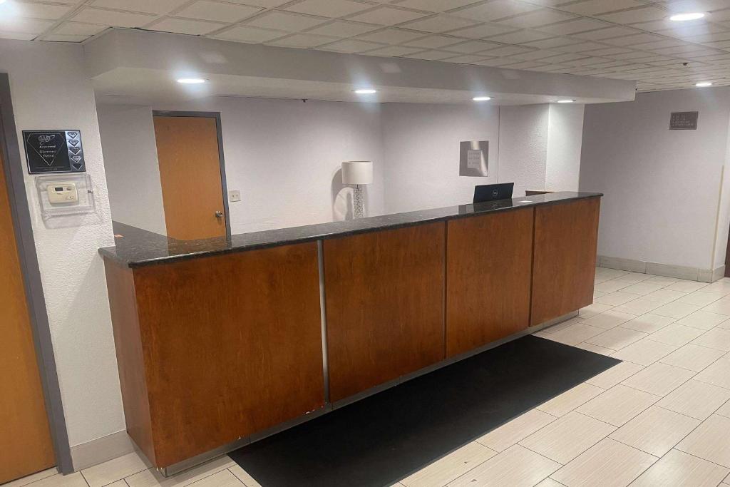 an office cubicle with a reception desk in a room at Days Inn by Wyndham Englewood Dayton Airport in Dayton