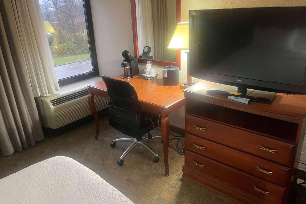 Days Inn by Wyndham Englewood Dayton Airport - King Room - Niet -roken