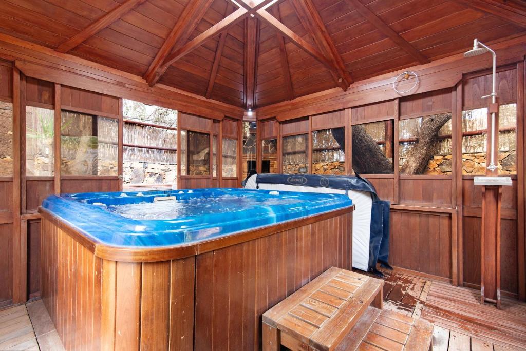 eine große Whirlpool-Badewanne in einem Holzzimmer in der Unterkunft Bentayga Sensation in El Chorrillo