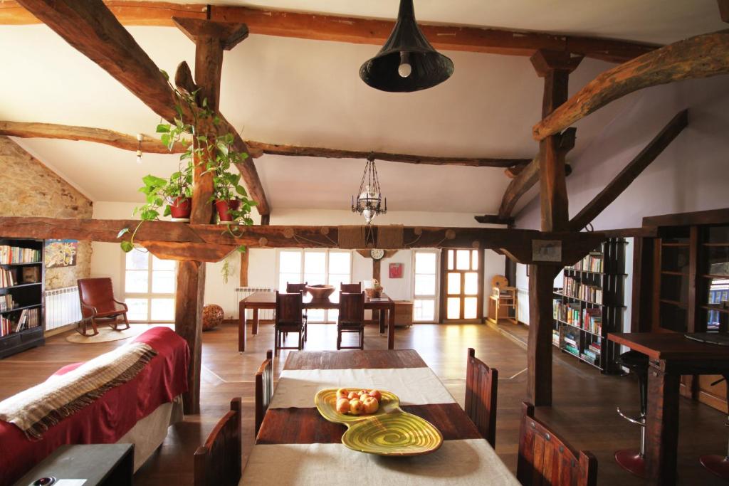 的住宿－Casa Apartamento Rural BlaBlao，大房间设有桌子和饭厅