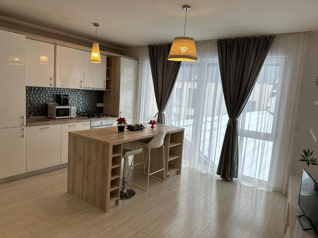 eine Küche mit einer Insel in der Mitte eines Raumes in der Unterkunft Anastasia Apartment in Timişoara