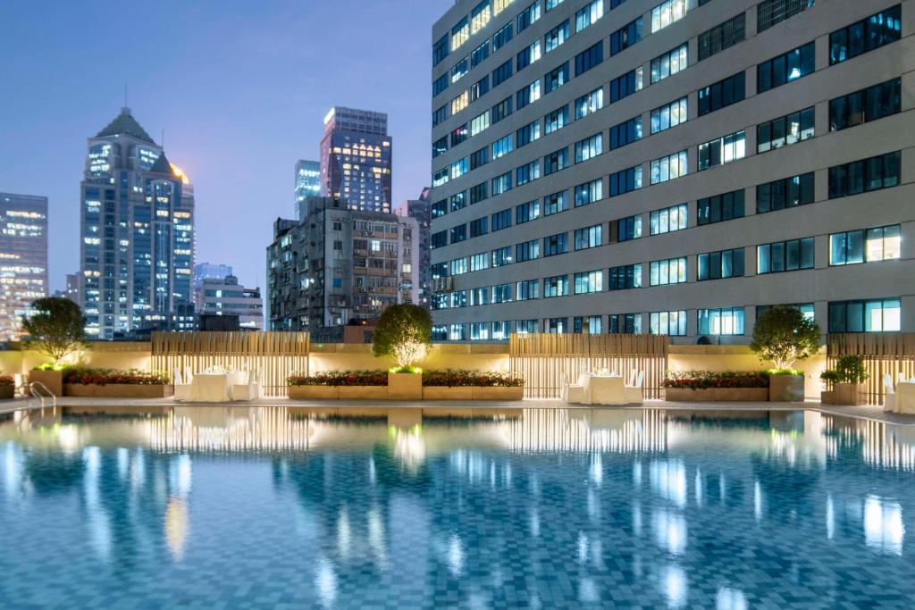 สระว่ายน้ำที่อยู่ใกล้ ๆ หรือใน Yuexiu Hotel Guangzhou Curio Collection By Hilton, Free Shuttle during Canton Fair
