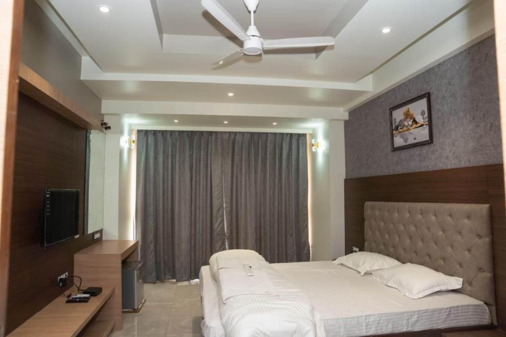 Un pat sau paturi într-o cameră la Hotel Krushna Inn