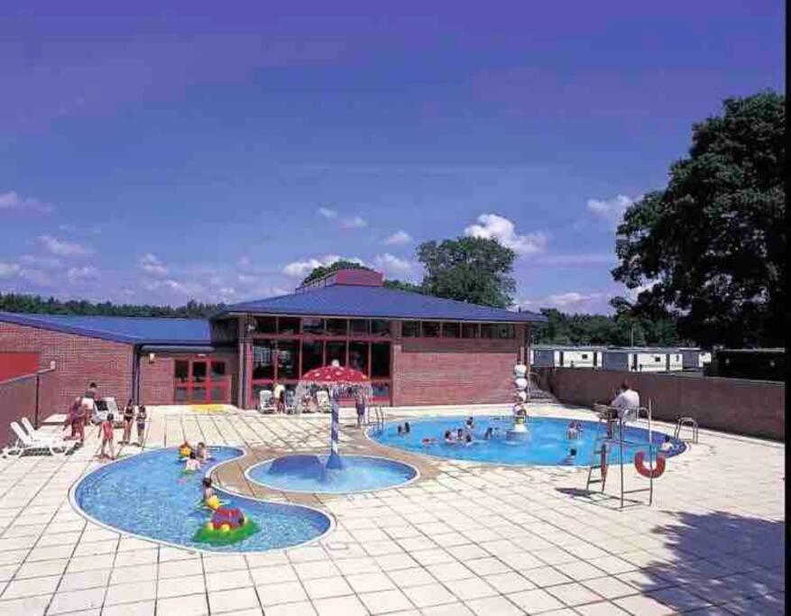 una gran piscina con gente jugando en ella en Pinto Holiday Home Oakdene Forest Park Passes Inc!, en Ringwood