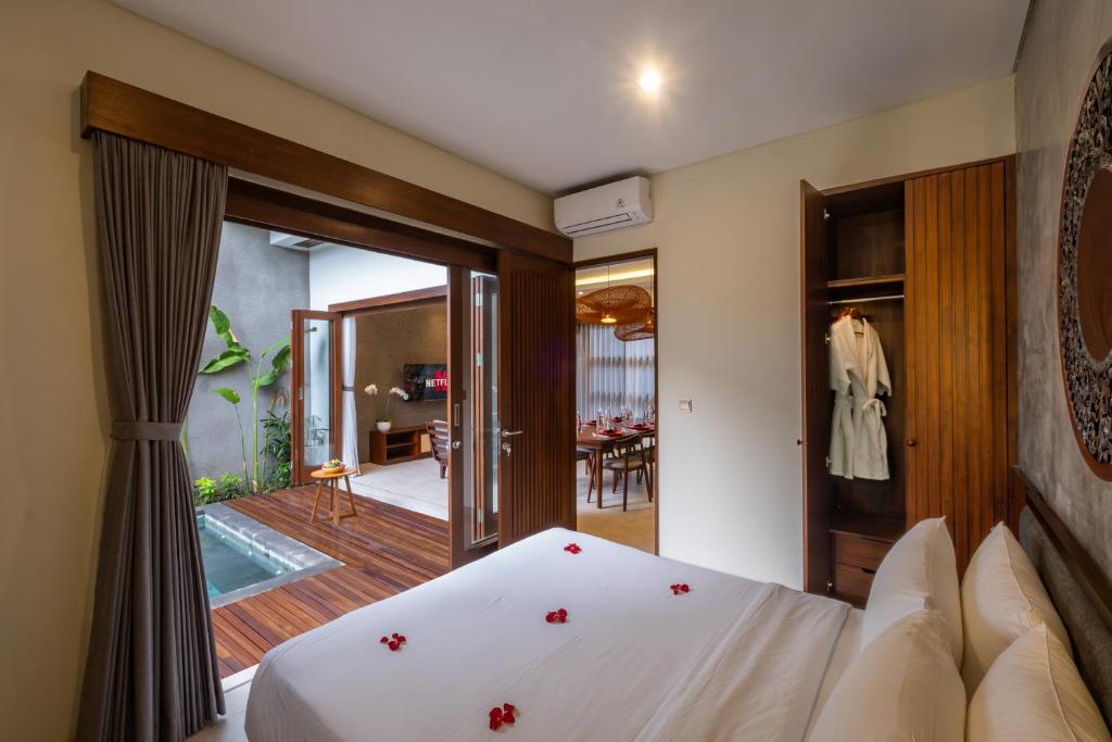 Cama ou camas em um quarto em Taman Dharmawangsa Suites