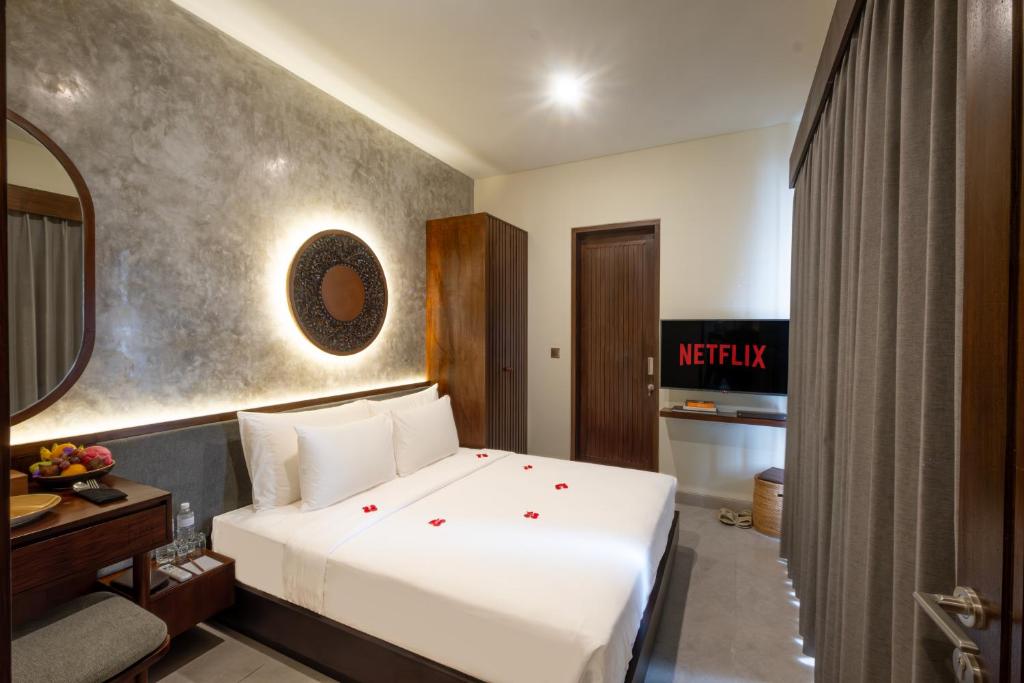 Cama ou camas em um quarto em Taman Dharmawangsa Suites