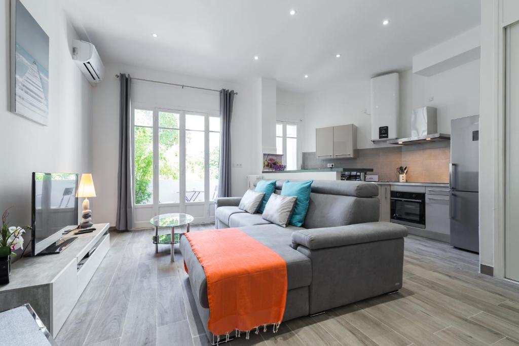uma sala de estar com um sofá e uma cozinha em Dolce vita em Nice