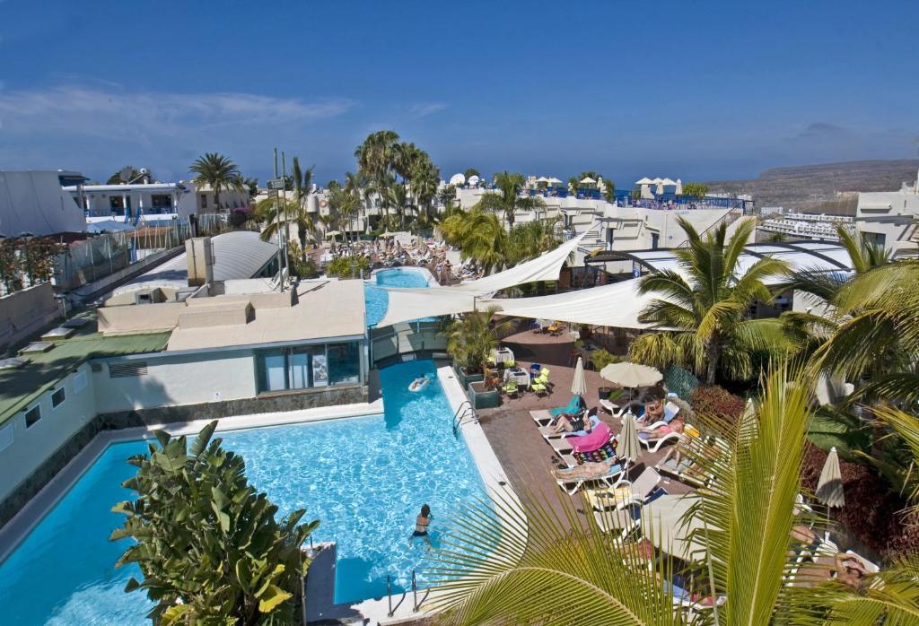 an aerial view of the pool at the resort at Apartamentos Eden in Puerto Rico de Gran Canaria