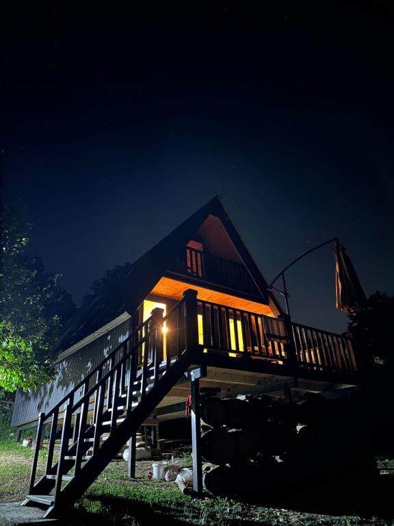 ein Haus mit einer Treppe, die nachts hinaufführt in der Unterkunft Hilltop Glola in Glola