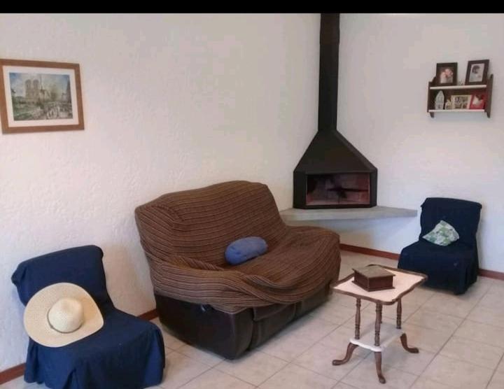 uma sala de estar com uma cadeira e uma lareira em Socipavi em Maldonado