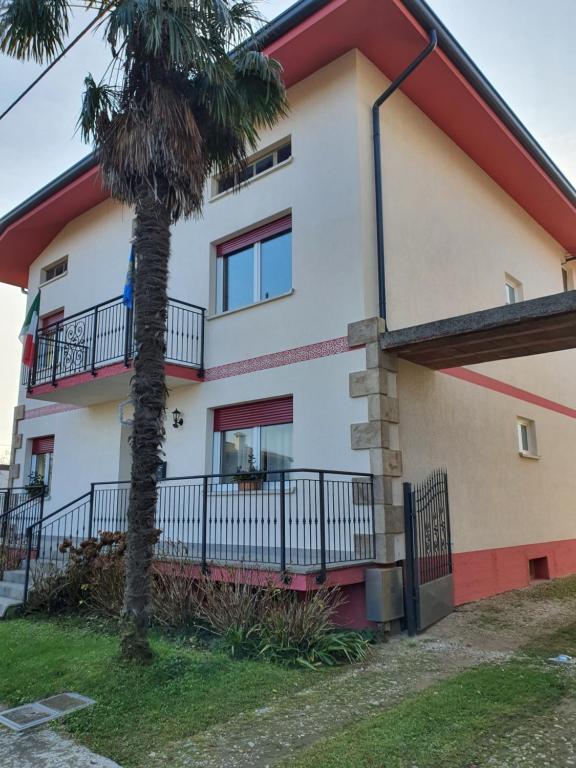 budynek z palmą przed nim w obiekcie Casa Ortensia w mieście Grions