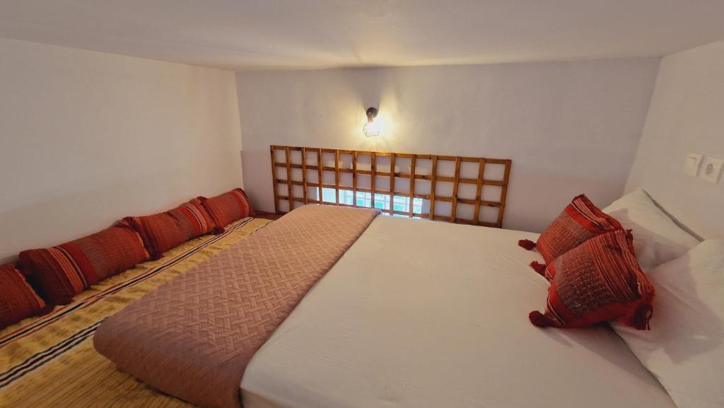 Postel nebo postele na pokoji v ubytování Seva Monolithos house