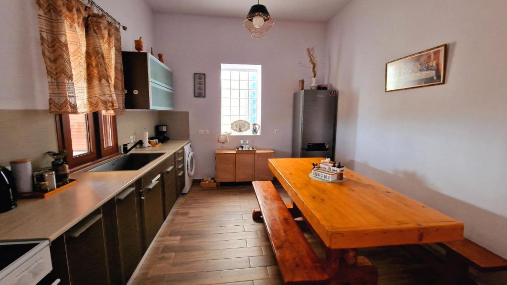 Kuchyň nebo kuchyňský kout v ubytování Seva Monolithos house