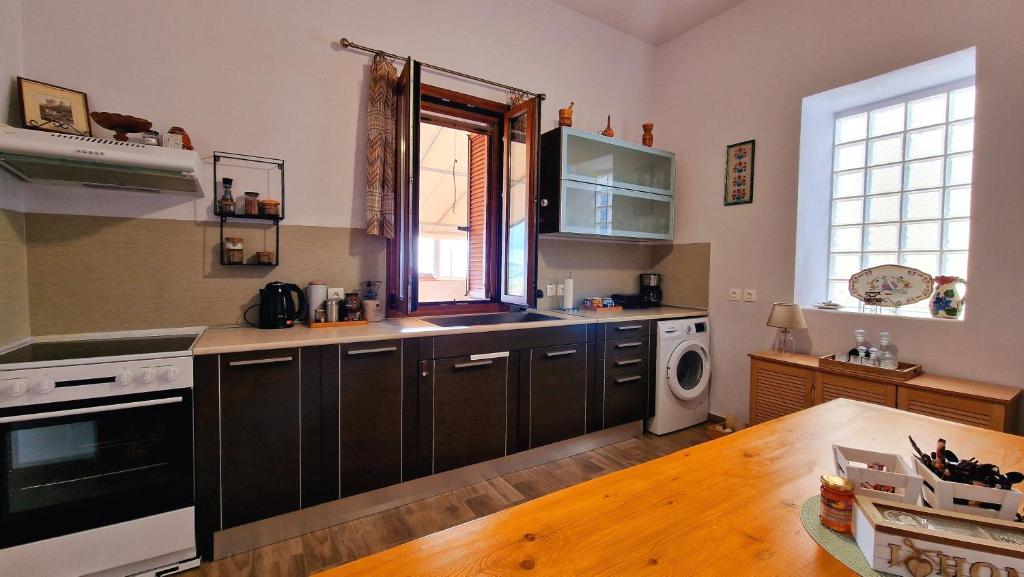 Kuchyň nebo kuchyňský kout v ubytování Seva Monolithos house