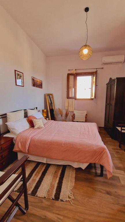 Postel nebo postele na pokoji v ubytování Seva Monolithos house