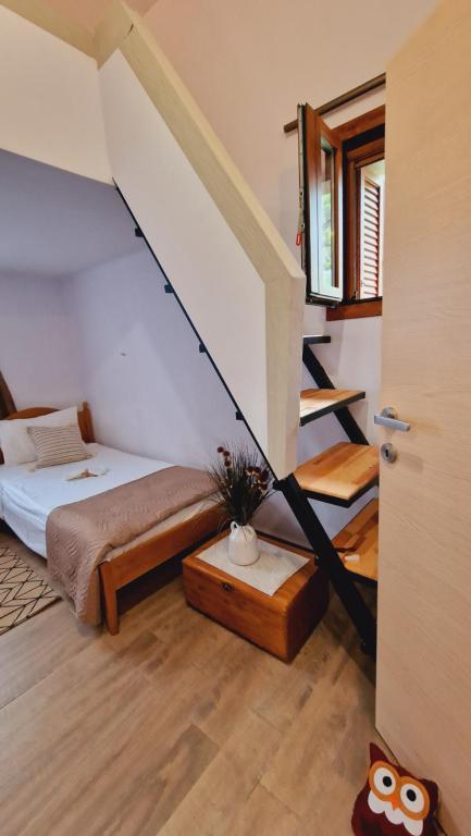 Postel nebo postele na pokoji v ubytování Seva Monolithos house