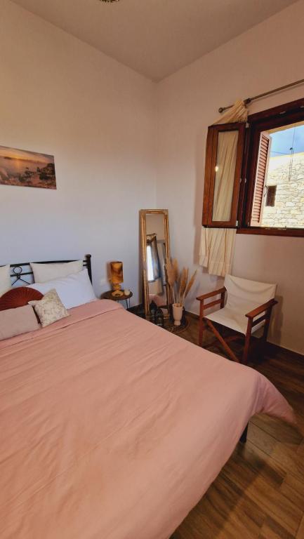 Postel nebo postele na pokoji v ubytování Seva Monolithos house